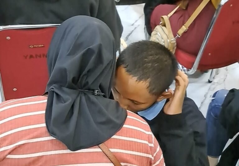 Anak di bawah umur yang tertangkap dalam demo ricuh, meminta maaf ke orang tua di Mapolda Jateng, sesaat sebelum dipulangkan, Minggu (31/8/2025). (bae)