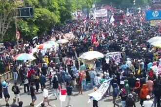 Ribuan warga Pati turun ke jalan menuntut Bupati Sudewo mundur.