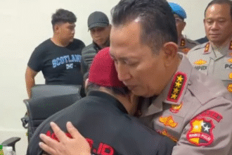 Kapolri Listyo Sigit Prabowo memluk keluarga ojol yang tewas dilindas kendaraan Brimob, di Jakarta, Kamis (28/8/2025).
