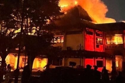 Gedung DPRD Solo luluh lantak dilalap si jago merah. Gedung DPRD Solo dibakar massa pada Sabtu (30/8/2025) dini hari.