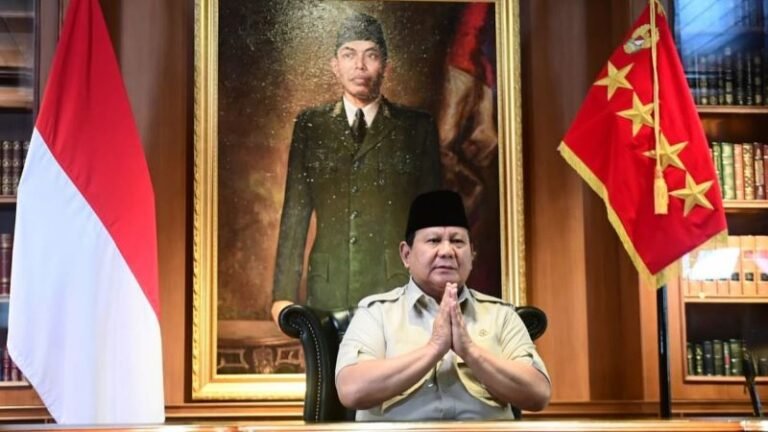 Presiden Prabowo Subianto akhirnya resmi menandatangani Peraturan Presiden (Perpres) Nomor 79 Tahun 2025 tentang Pemutakhiran Rencana Kerja Pemerintah (RKP) Tahun 2025. Dalam Prepres ini, Pemerintah bakal menaikkan gaji Aparatur Sipil Negara (ASN), khususnya buat guru, dosen, tenaga kesehatan, penyuluh, TNI/Polri, dan pejabat negara.