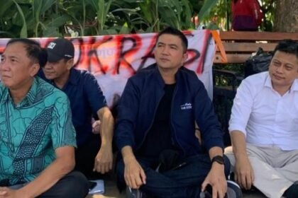 Anggota DPRD Jateng dari Demokrat, Asrar (kedua dari kanan) saat menemui massa aksi Aliansi Mahasiswa Semarang Raya, Senin (1/9/2025).