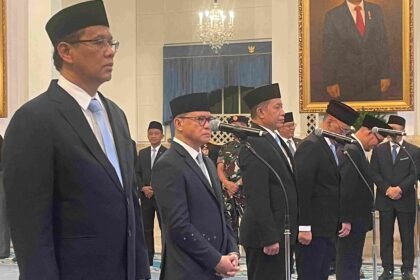 Presiden Prabowo Subianto melantik empat menteri dan satu wakil menteri baru di Kabinet Merah Putih, Senin (8/9/2025), termasuk pembentukan Kementerian Haji dan Umroh yang jadi sorotan publik. Nama-nama baru seperti Purbaya Yudhi Sadewa, Mukhtaruddin, hingga Dahnil Anzar Simanjuntak resmi masuk kabinet. Foto: dok.
