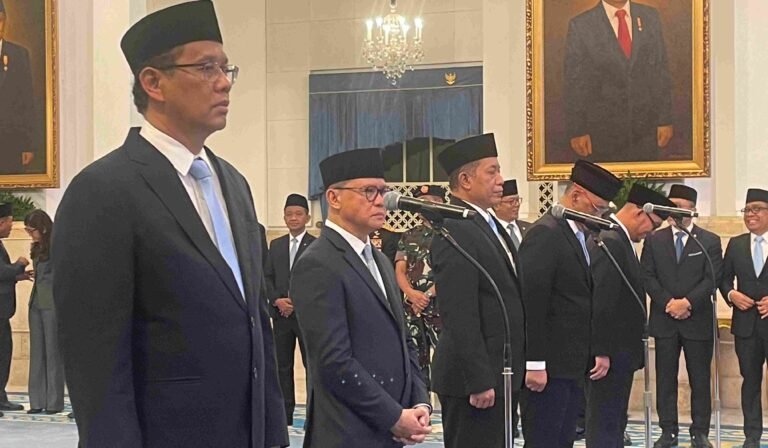 Presiden Prabowo Subianto melantik empat menteri dan satu wakil menteri baru di Kabinet Merah Putih, Senin (8/9/2025), termasuk pembentukan Kementerian Haji dan Umroh yang jadi sorotan publik. Nama-nama baru seperti Purbaya Yudhi Sadewa, Mukhtaruddin, hingga Dahnil Anzar Simanjuntak resmi masuk kabinet. Foto: dok.