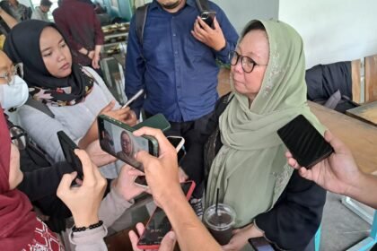 Alissa Wahid memberi keterangan ke media usai menyambangi kediaman mendiang Iko Juliant, Rabu (10/9/2025). Foto: BAEUnnes