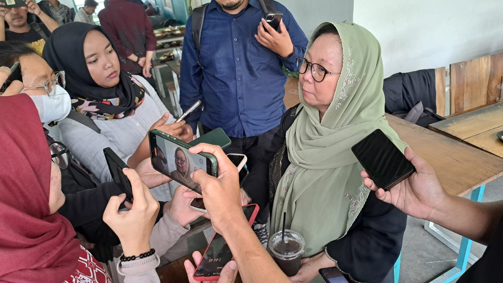 Alissa Wahid memberi keterangan ke media usai menyambangi kediaman mendiang Iko Juliant, Rabu (10/9/2025). Foto: BAEUnnes