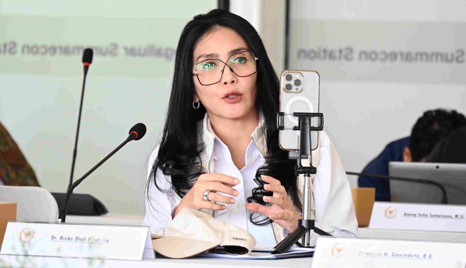 Anggota Komisi VI DPR RI Rieke Diah Pitaloka saat rapat dengar pendapat dengan akademisi terkait dengan pembahasan RUU BUMN. Foto: dok.