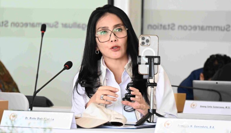 Anggota Komisi VI DPR RI Rieke Diah Pitaloka saat rapat dengar pendapat dengan akademisi terkait dengan pembahasan RUU BUMN. Foto: dok.