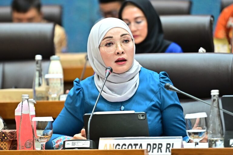 Anggota Komisi VII DPR RI Erna Sari Dewi dalam rapat bersama Kementerian Perindustrian di Gedung Nusantara Senayan Jakarta, Rabu (3/9/2025). Foto: dok.
