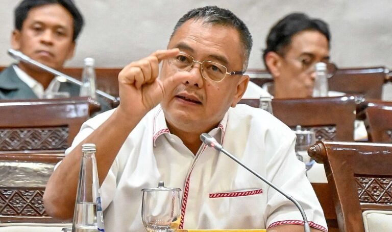 Anggota Komisi XI DPR RI Harris Turino dalam Rapat Dengar Pendapat dengan para Direktur Jenderal Kementerian Keuangan di Gedung DPR Senayan Jakarta, Kamis (11/9/2025)