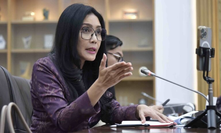 Anggota Komisi VI DPR RI Rieke Diah Pitaloka. Politisi PDI Perjuangan ini menilai norma hukum dalam regulasi BUMN masih multitafsir. Ada yang beranggapan pejabat BUMN bisa diaudit BPK, tapi dengan syarat tertentu. Bahkan, ada tafsir lain yang menyebut mereka tidak bisa disentuh KPK. Foto: dok.