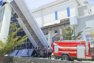 Atap gedung Kantor Pemerintah Terpadu (KPT) Brebes, ambruk pada Minggu (22/9/2025).