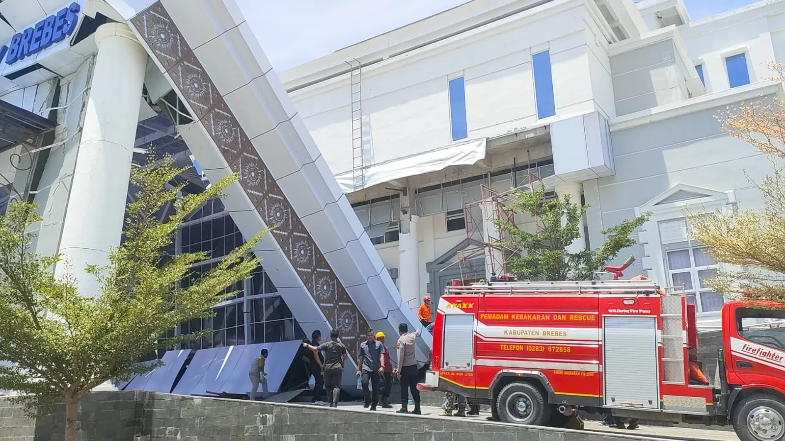 Atap gedung Kantor Pemerintah Terpadu (KPT) Brebes, ambruk pada Minggu (22/9/2025).