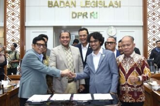 Baleg DPR RI berpose bersama usai rapat kerja bersama dengan Kementerian Hukum dan HAM serta Panitia Perancang Undang-Undang DPD RI di Ruang Rapat Baleg DPR RI. RUU Danantara diusulkan masuk Prolegnas 2026 untuk merapikan tata kelola BUMN yang dinilai tumpang tindih. Foto: dok.