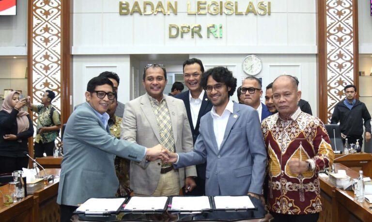 Baleg DPR RI berpose bersama usai rapat kerja bersama dengan Kementerian Hukum dan HAM serta Panitia Perancang Undang-Undang DPD RI di Ruang Rapat Baleg DPR RI. RUU Danantara diusulkan masuk Prolegnas 2026 untuk merapikan tata kelola BUMN yang dinilai tumpang tindih. Foto: dok.