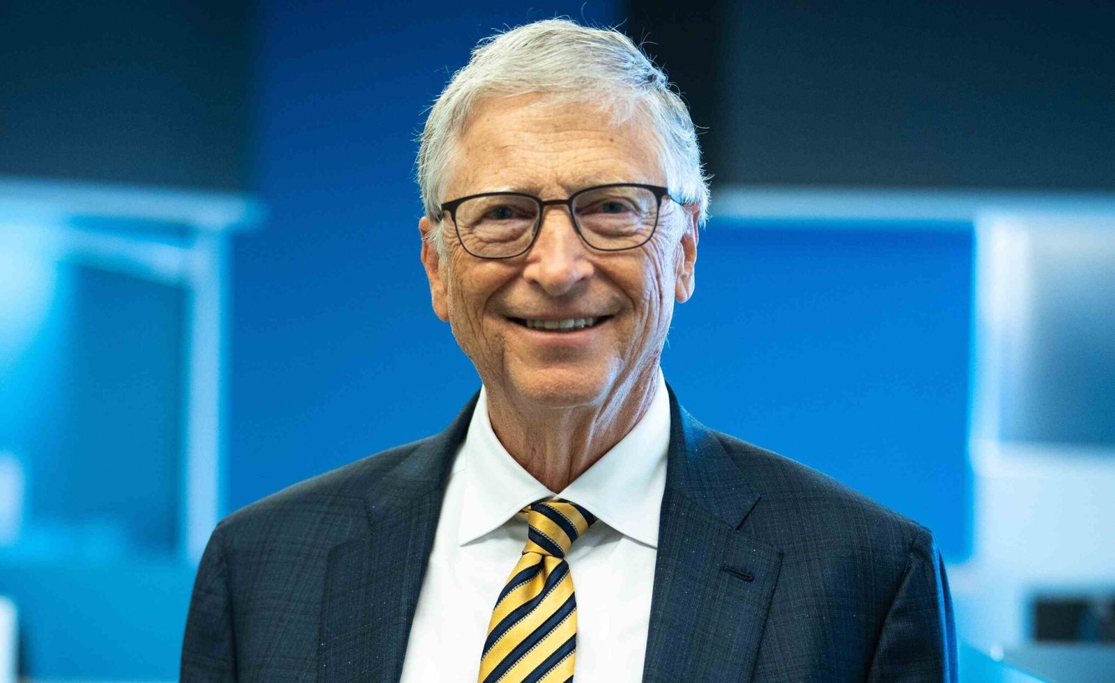 Bill Gates nggak lagi masuk 10 besar orang terkaya di AS versi Forbes. Kekayaannya "menyusut" jadi US$107 miliar gara-gara komitmennya nyumbang 99% hartanya ke Gates Foundation.