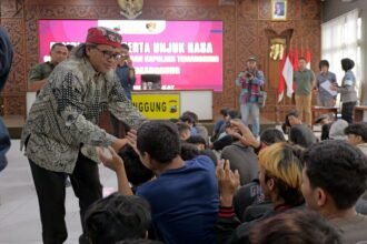 Bupati Temanggung Agus Setyawan menyalami sejumlah pelajar peserta aksi demo yang diamankan polisi. Foto: dok.