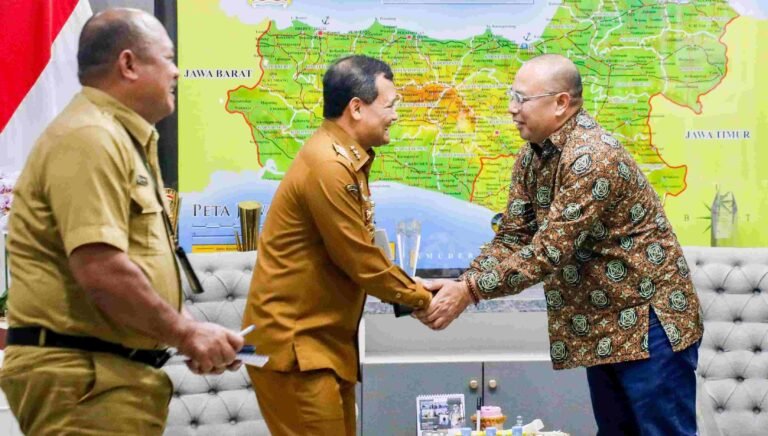 DPD Himpunan Pengembang Permukiman dan Perumahan Rakyat (Himperra) Jawa Tengah sowan ke Gubernur Ahmad Luthfi, Senin (15/9/2025). Merka curhat soal banyaknya hambatan di lapangan. Dalam curhatnya, Himperra menuturkan, para pengembang sudah siap tancap gas bangun rumah subsidi, tapi kalau urusan izin masih bertele-tele.Foto: dok/humas