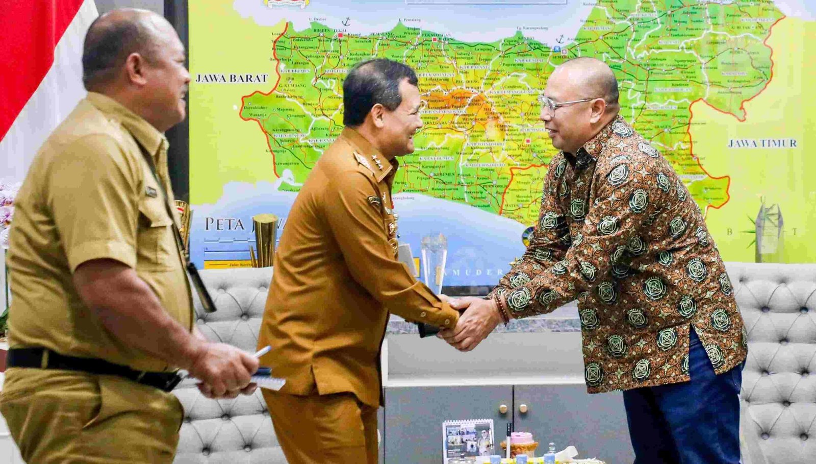 DPD Himpunan Pengembang Permukiman dan Perumahan Rakyat (Himperra) Jawa Tengah sowan ke Gubernur Ahmad Luthfi, Senin (15/9/2025). Merka curhat soal banyaknya hambatan di lapangan. Dalam curhatnya, Himperra menuturkan, para pengembang sudah siap tancap gas bangun rumah subsidi, tapi kalau urusan izin masih bertele-tele.Foto: dok/humas