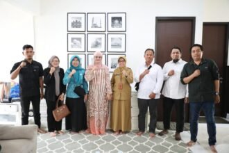 TP PKK Jawa Tengah barengan Densus 88 Anti Teror resmi meluncurkan gerakan “Ibu Jogo Anak”. Nampak Ketua TP PKK Jateng dan Perwakilan Densus 8 berfoto bersama usai audiensi. Foto: dok/bae