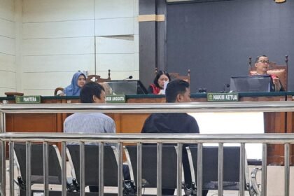 Dua terdakwa kasus penyekapan intel dalam kasus aksi May Day, jalani sidang di PN Semarang. (bae)