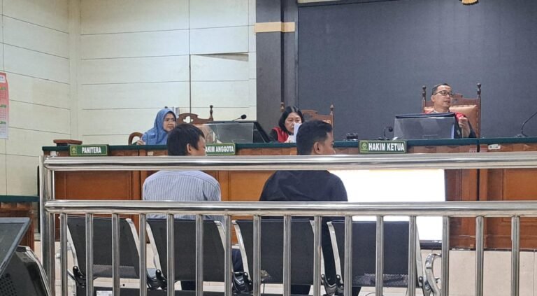 Dua terdakwa kasus penyekapan intel dalam kasus aksi May Day, jalani sidang di PN Semarang. (bae)