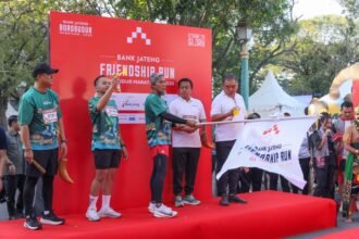 Friendship Run Borobudur Marathon 2025 di Surakarta jadi bukti sport tourism mampu mendongkrak ekonomi daerah. Sekda Jateng Sumarno dorong UMKM terlibat maksimal. Dengan dukungan Bank Jateng dan Pemprov, event ini siap jadi mesin penggerak ekonomi berbasis wisata olahraga.. Foto: dok/humas