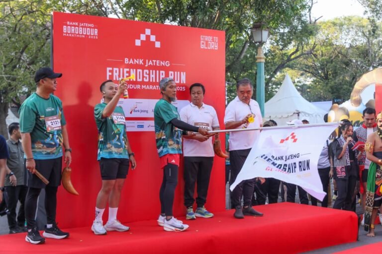 Friendship Run Borobudur Marathon 2025 di Surakarta jadi bukti sport tourism mampu mendongkrak ekonomi daerah. Sekda Jateng Sumarno dorong UMKM terlibat maksimal. Dengan dukungan Bank Jateng dan Pemprov, event ini siap jadi mesin penggerak ekonomi berbasis wisata olahraga.. Foto: dok/humas