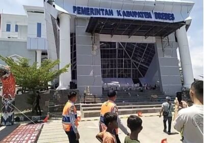 Atap gedung Kantor Pemerintah Terpadu (KPT) Brebes, ambruk pada Minggu (22/9/2025).