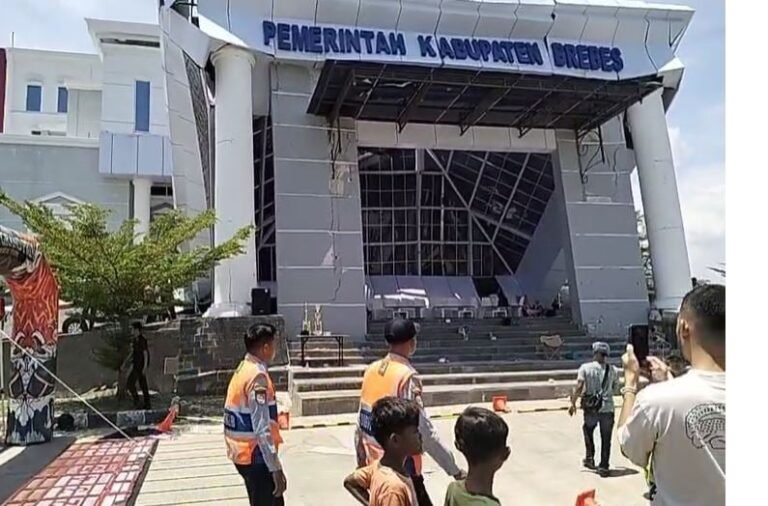 Atap gedung Kantor Pemerintah Terpadu (KPT) Brebes, ambruk pada Minggu (22/9/2025).