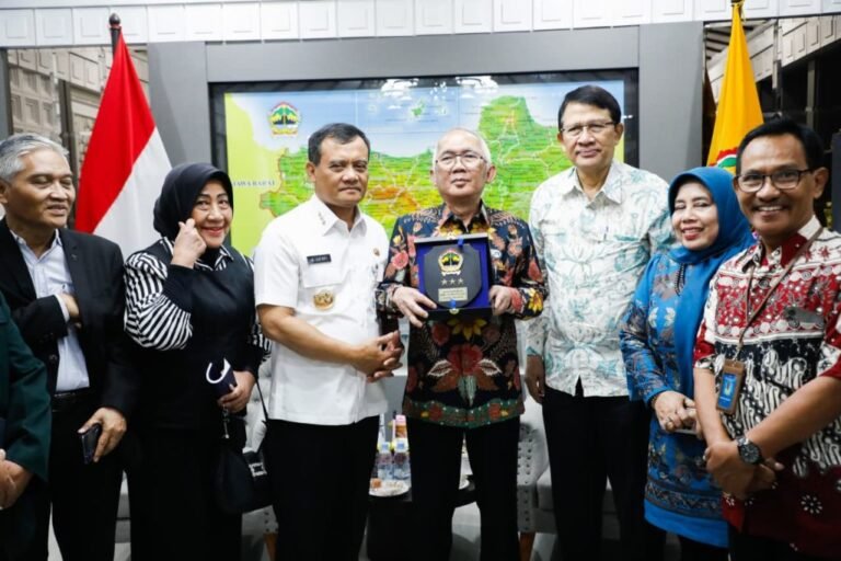 Gubernur Ahmad Luthfi foto bersama Ketua Aptisi Jateng, Edi Noersasongko dan jajaran usai audiensi terkait dana hibah dari Pemprov Jateng untuk PTS se-Jateng. Foto: dok/bae