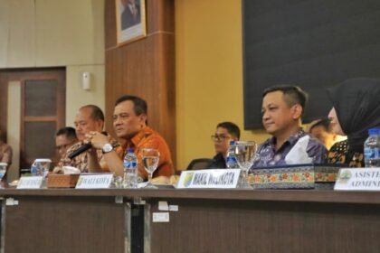 Gubernur Ahmad Luthfi meninjau kondisi Kota Pekalongan usai aksi demonstrasi didampingi Wakil Walikota.Foto: dok.