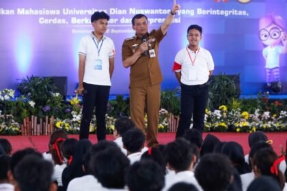 Gubernur Luthfi ngajak mahasiswa buat ikutan program “sehari bersama gubernur” yang dia umumkan di acara Dinus Inside 2025 di Udinus, Semarang. Tujuannya biar mahasiswa bisa terlibat langsung dalam kegiatan pemerintahan, ngasih kritik yang membangun, dan nggak cuma aksi di jalan.. Foto: dok.