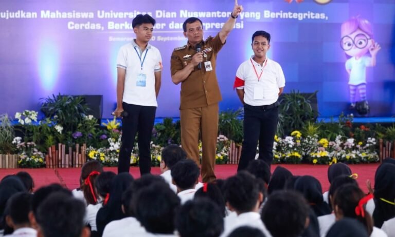 Gubernur Luthfi ngajak mahasiswa buat ikutan program “sehari bersama gubernur” yang dia umumkan di acara Dinus Inside 2025 di Udinus, Semarang. Tujuannya biar mahasiswa bisa terlibat langsung dalam kegiatan pemerintahan, ngasih kritik yang membangun, dan nggak cuma aksi di jalan.. Foto: dok.