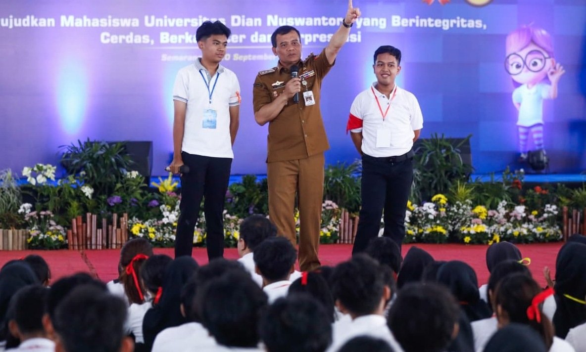 Gubernur Luthfi ngajak mahasiswa buat ikutan program “sehari bersama gubernur” yang dia umumkan di acara Dinus Inside 2025 di Udinus, Semarang. Tujuannya biar mahasiswa bisa terlibat langsung dalam kegiatan pemerintahan, ngasih kritik yang membangun, dan nggak cuma aksi di jalan.. Foto: dok.