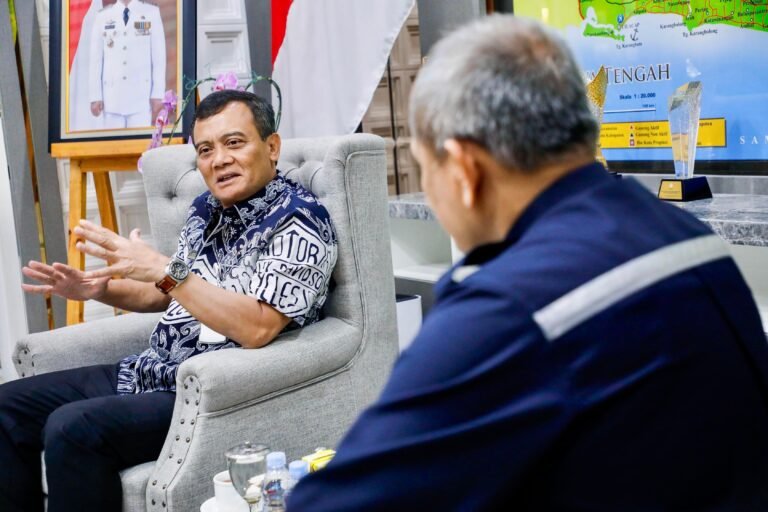 Gubernur Jateng Ahmad Luthfi saat mendiskusikan persoalan sumur minyak tua di Jateng bersama SKK Migas Jabanusa, Kamis (11/9/2025). Di Jawa Tengah terdapat sekitar 5.300 sumur minyak tua siap dioptimalkan menjadi “ATM energi” sesuai Permen ESDM No. 14/2025. Pemerintah dan SKK Migas mendorong pengelolaan sumur oleh BUMD, KUD, atau UMKM dengan teknologi tepat guna, demi meningkatkan PAD dan swasembada energi secara aman.. Foto: dok/humas