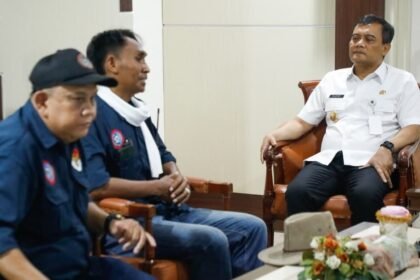 Gubernur Jateng Ahmad Luthfi saat menemui eks karyawan PT Sritek, Rabu (24/9/2025), yang hingga kini belum mendapatkan pesangon . Foto: dok.