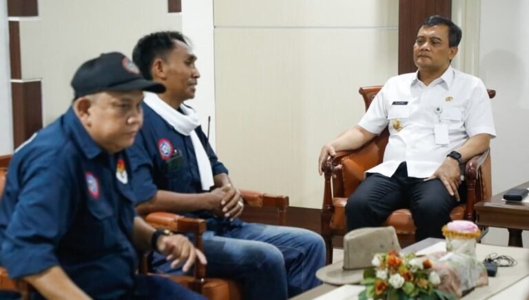 Gubernur Jateng Ahmad Luthfi saat menemui eks karyawan PT Sritek, Rabu (24/9/2025), yang hingga kini belum mendapatkan pesangon . Foto: dok.