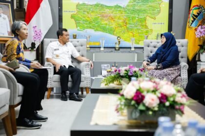 Gubernur Ahmad Luthfi didampingi Kepala Dinas Kesehatan Jawa Tengah menerima audiensi Deputi Direksi wilayah VI BPJS Kesehatan Yessi Kumalasari, Rabu (3/9/2025). Foto: bae.