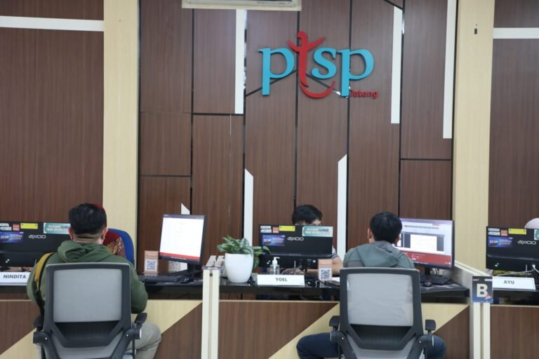 Kegiatan pelayanan perijinan (investasi) di PTSP Jawa Tengah tetap berjalan lancar dan kondusif, Rabu (3/9/2025), meskipun pasca-dilanda demo. Foto: Bae