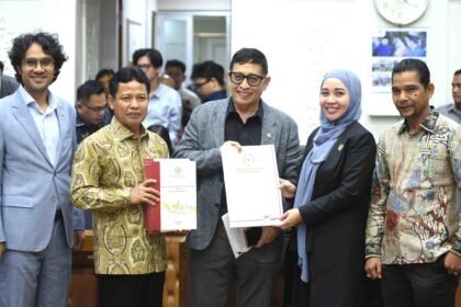 Badan Legislasi DPR bareng Menteri Hukum dan PPUU DPD ngadain rapat buat evaluasi Prolegnas RUU Prioritas 2025. Dari 42 RUU, sudah banyak yang jalan, termasuk RUU seru soal industri, pekerja platform, dan perampasan aset. Foto: dok/ist.