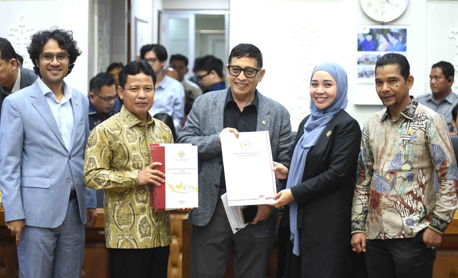 Badan Legislasi DPR bareng Menteri Hukum dan PPUU DPD ngadain rapat buat evaluasi Prolegnas RUU Prioritas 2025. Dari 42 RUU, sudah banyak yang jalan, termasuk RUU seru soal industri, pekerja platform, dan perampasan aset. Foto: dok/ist.