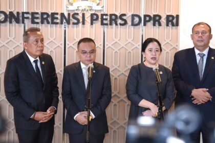 Ketua DPR RI Dr. HC. Puan Maharani bersama Wakil Ketua DPR RI Sufmi Dasco, Saan Musthofa dan Cucun Ahmad Syamsurijal saat memberikan keterangan kepada awak media soal evaluasi MBG di Senayan Jakarta. Foto: dok.