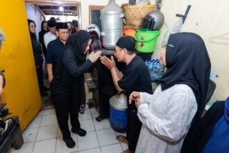 Ketua DPR RI Dr HC Puan Maharani saat bertakziah mengunjungi kediaman Almarhum Affan Kurniawan driver ojol yang meninggal akibat terlindas mobil rantis Brimob dalam aksi demonstrasi. Foto: dok.