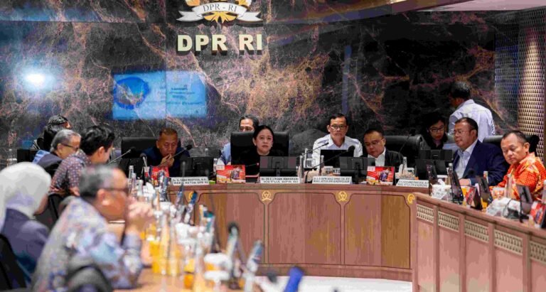 Ketua DPR RI Puan Maharani saat memimpin pertemuan antara pimpinan DPR dengan pimpinan fraksi, Kamis (4/9/2025) di Gedung Parlemen Senayan, Jakarta. DPR sepakat hentikan tunjangan perumahan dan moratorium kunjungan kerja. Puan menegaskan DPR siap berbenah dan terbuka terhadap aspirasi rakyat, Foto: dok/ist.