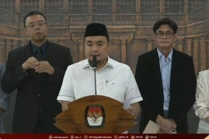 Ketua KPU RI Afifudin beserta komisioner KPU lainnya memberikan keterangan kepada awak media di Kantor KPU Jakarta, Selasa, (16/9/2025). KPU RI resmi mencabut Keputusan Nomor 731/2025 yang sempat menyembunyikan dokumen capres-cawapres dari publik. Foto: dok/KPU