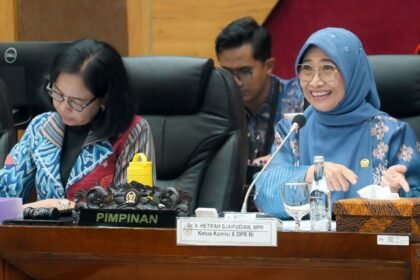 Ketua Komisi X DPR RI Hetifah Sjaifudian kanan dan Wakil Ketua Komisi Esti Wijayati saat memimpin RDP dengan Iluni FHUI, IKA USU, ABP, PTSI, di Ruang Rapat Komisi Gedung Senayan Jakarta.jpg (1)