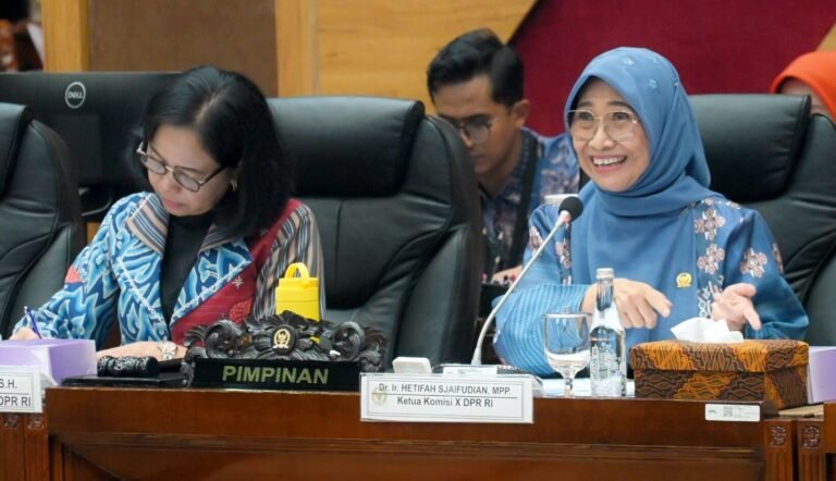 Ketua Komisi X DPR RI Hetifah Sjaifudian kanan dan Wakil Ketua Komisi Esti Wijayati saat memimpin RDP dengan Iluni FHUI, IKA USU, ABP, PTSI, di Ruang Rapat Komisi Gedung Senayan Jakarta.jpg (1)