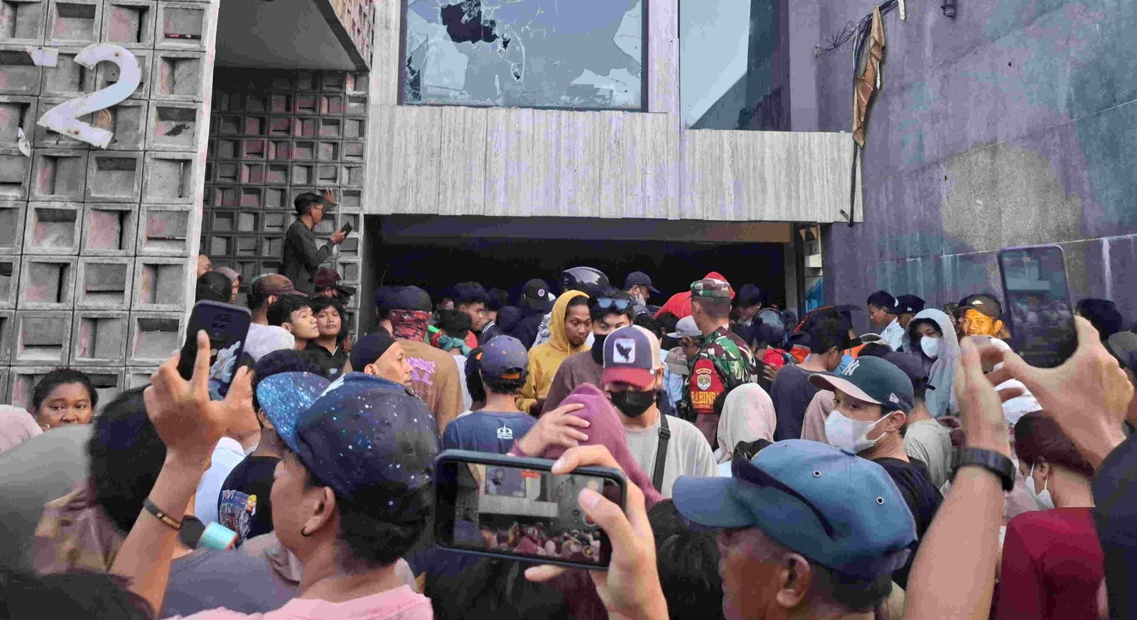 Massa yang datang menjarah rumah anggota DPR non-aktif dari Partai Nasdem Syahroni. Foto: dok.