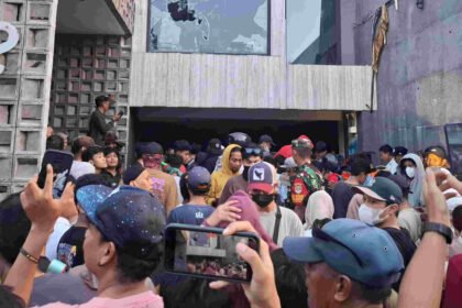 Massa yang datang menjarah rumah anggota DPR non-aktif dari Partai Nasdem Syahroni. Foto: dok.